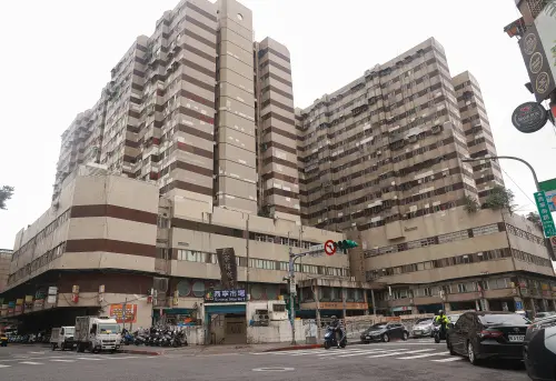 ▲西寧國宅住戶已經遷出安置，西寧市場也會在重建期間，於隔壁洛陽停車場繼續營業。（圖／記者葉政勳攝）