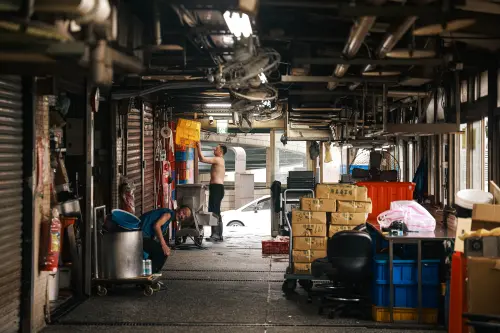 ▲西寧市場攤販正在整理環境，準備收攤。（圖／記者葉政勳攝）