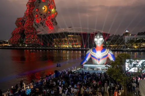 ▲超人力霸王「超馬吉」燈光秀展演。（圖／高市府觀光局提供）