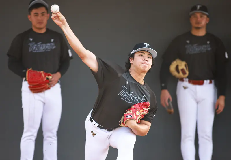 ▲在經典賽預賽單場最多僅65球用球數限制下，中華隊是必得備妥8人先發輪值，應戰連4天賽程，旅日強投孫易磊（中）去年曾有先發紀錄，但多數時間仍以後援調整，屆時角色定位也備受矚目。（圖／記者葉政勳攝 ,2026.01.15）