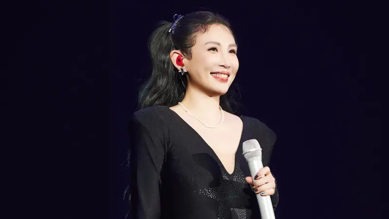 ▲魏如萱（如圖）第5度站上台北小巨蛋，票房約八成，演出中被老友當眾虧戀情，小21歲男友Ian未到場，她選擇把所有情緒交給音樂完成表達。（圖／翻攝自好多音樂臉書）