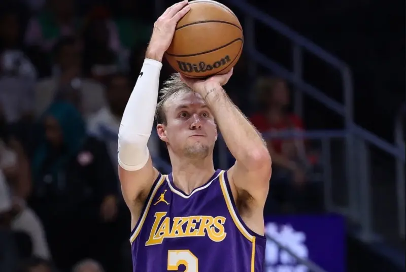 ▲洛杉磯湖人新援肯納德（Luke Kennard）將今天在對決勇士的比賽中迎來首秀，總教練瑞迪克（JJ Redick）賽前特別叮囑他「保持簡單」，並期待他能展現全聯盟最準的三分火力。（圖／美聯社／達志影像）