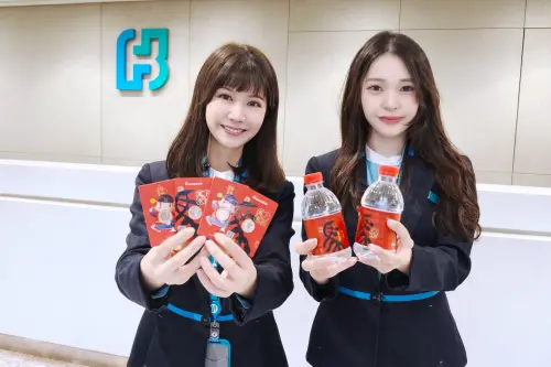 ▲台北富邦銀行今年加碼準備10萬瓶發財水和8萬份發財金免費贈送全台客戶，祝福大家新年「馬」上好運、財源奔騰。 （圖／台北富邦銀行提供）