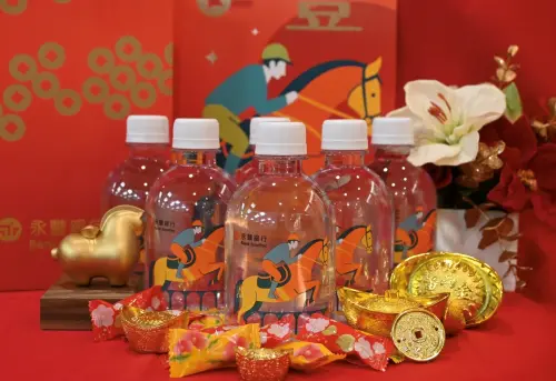 ▲迎接2026火馬年，永豐銀行新春推出開運「馬年四寶」，預計農曆春節前於全台125家分行，每日限量發送發財水。（圖／永豐銀行提供）