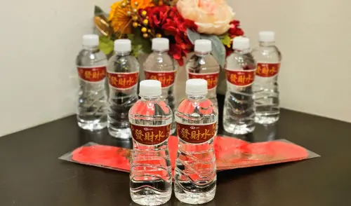 ▲滙豐銀行馬年限量招財幸運禮，包含限量38888 瓶的發財水及呈現滙豐守護神獅子的福氣滿滿紅包袋。 (圖／滙豐銀行提供）