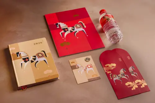 ▲國泰金控結合傳統生肖意象與台灣在地海棠窗花設計，推出限量馬年招財金、發財水、發財米、紅包袋、精裝日誌等系列新春贈禮。（圖／國泰金提供）