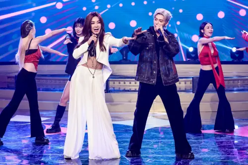 ▲陳美鳳（左）與畢書盡（右）合作唱跳，帶來〈Apt.〉、〈Soda Pop〉以及台語歌曲〈愛情限時批〉三首歌組曲。（圖／民視提供）