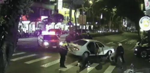 火爆壓制畫面曝！樂華夜市旁警匪追逐　開4槍、破窗逮毒品前科男
