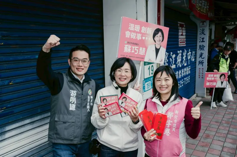 ▲游明諺清晨陪蘇巧慧掃淡水市場。（圖／游明諺臉書）