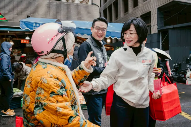   ▲藍白人選未定、綠營搶先衝刺！游明諺清晨陪蘇巧慧掃淡水市場。（圖／游明諺臉書）  