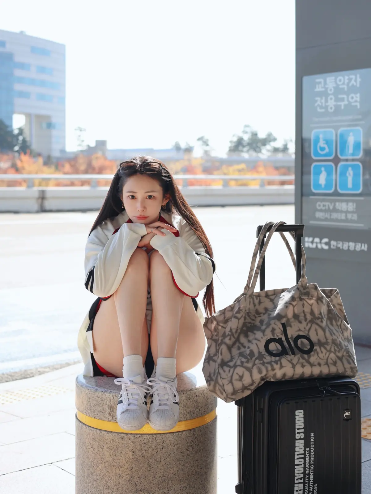 ▲機場拍到真理褲正妹，網友誇整個人一半都是腿，女子身分是「台灣第一美胸」、啦啦隊女神梓梓。（圖／梓梓 董梓甯IG）