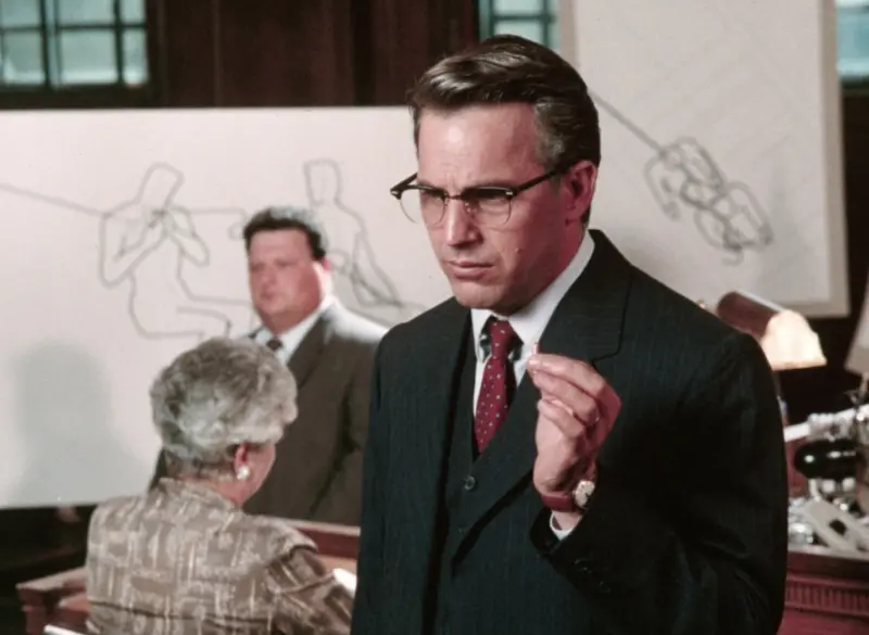 ▲台灣新片《世紀血案》將「林宅血案」搬上銀幕，引發一連串爭議遭到炎上。同樣拍歷史懸案，好萊塢電影《誰殺了甘迺迪》（如圖）卻叫好叫座，還獲得兩座奧斯卡獎。（圖／摘自IMDb）