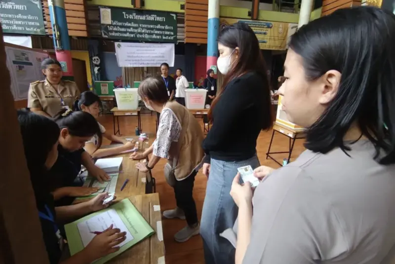 ▲泰國選民於投票日一早湧入投票所準備投下手中的神聖3票。（圖／翻攝自Bangkok Post）