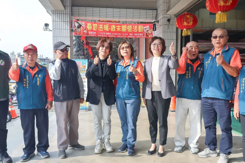 ▲屏東市公所與縣府舉辦「春節送暖－歲末關懷活動」，市長周佳琪、縣府社會處長劉美淑前往宮廟發送紅包與幸福禮包。（圖／屏東市公所提供）