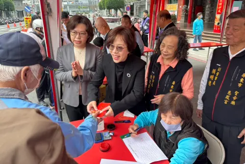 ▲聖帝廟慈鳳宮、玉皇宮及都城隍廟長期支持公益，攜手挹注善款助弱勢家庭。（圖／屏東縣政府提供）