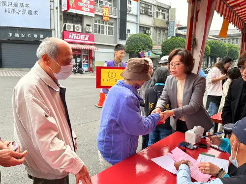 ▲市長周佳琪親赴屏東市聖帝廟慈鳳宮、玉皇宮及都城隍廟三地發送紅包，將關懷與祝福送到弱勢家庭手中。（圖／屏東市公所提供）