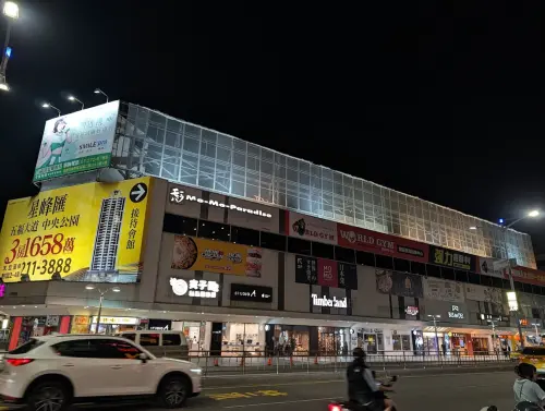 ▲大統百貨五福店曾經歷過祝融、捷運興建的黑暗期，後來改建為地下1樓到地上3樓的商場，持續扮演商圈地標角色。（圖／Google Maps評價）