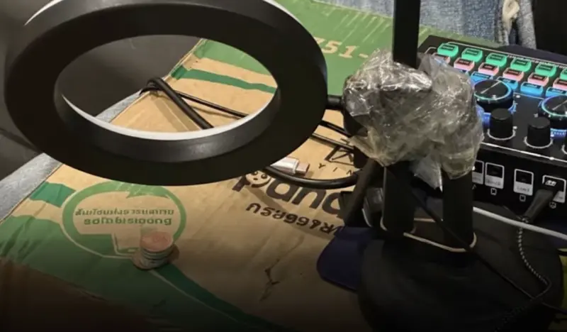 ▲泰國一名24歲男子深夜直播時突然倒地，友人察覺異狀趕到現場時已回天乏術。（圖／翻攝自The Thaiger）