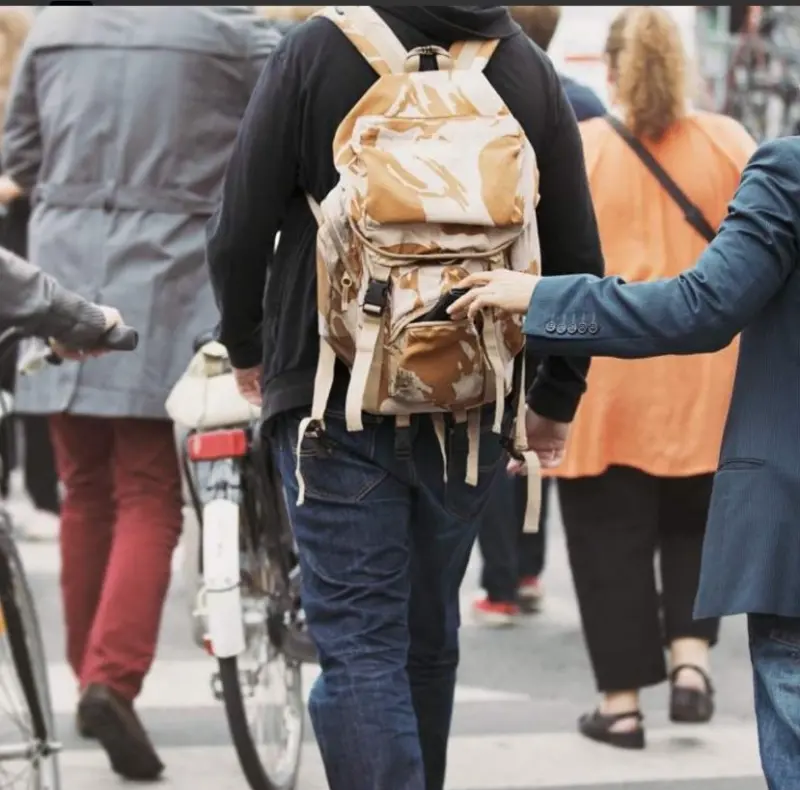 ▲中市警方：「皮包放胸前是自己的，放背後就是別人的！」(圖／警方提供2026.2.8)
