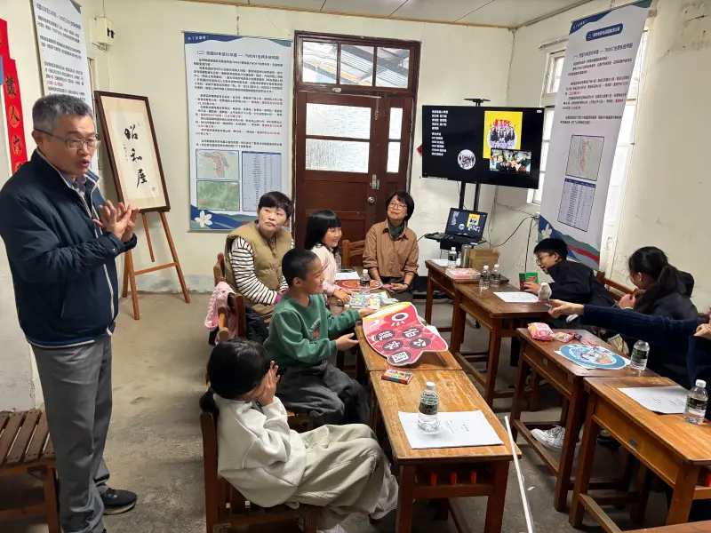 ▲詹鍾松校長藉著青青步道客謠補充東勢鐵路支線的故事(圖／東勢地政事務所提供)