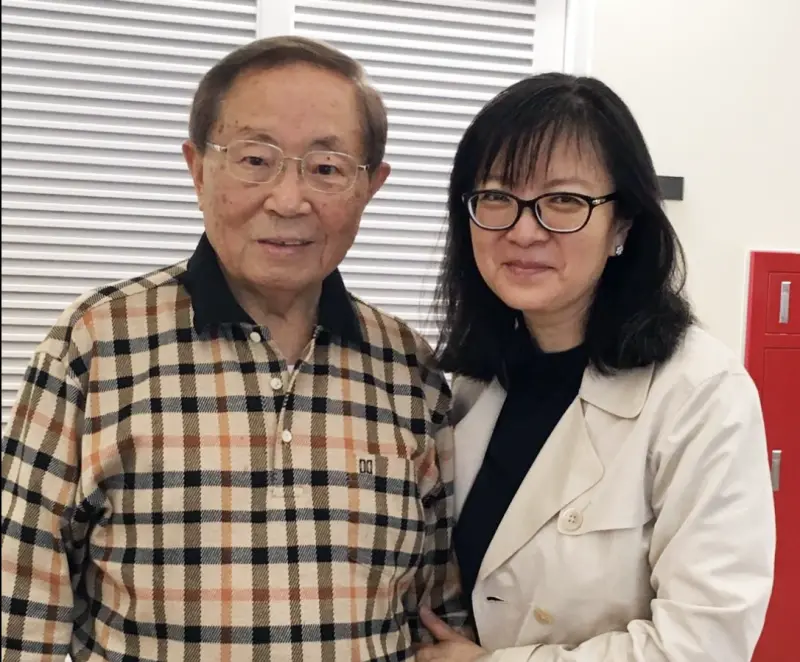 ▲銀霞（右）哀悼前新聞局長邵玉銘（左），在臉書上發布兩人去年在榮總巧遇的最後合照，網友感慨差點落淚，66歲的她也被讚仍然漂亮有氣質。（圖／摘自銀霞YinShia臉書）