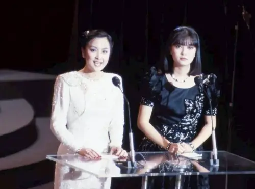 ▲銀霞（右）是甄珍（左）的親妹妹，曾一起主持亞太影展頒獎典禮。（圖／摘自銀霞YinShia臉書）