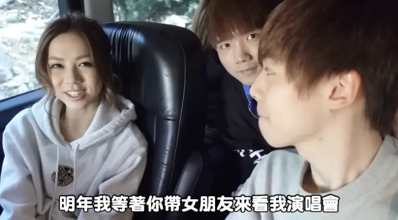 ▲百萬YTR黃氏兄弟哲哲在2018特別替瑋瑋安排，邀請鄧紫棋為他慶生。隨著鄧紫棋將在今年4月來台開唱，瑋瑋也許願希望有機會合作。（圖／翻攝自黃氏兄弟@YouTube）