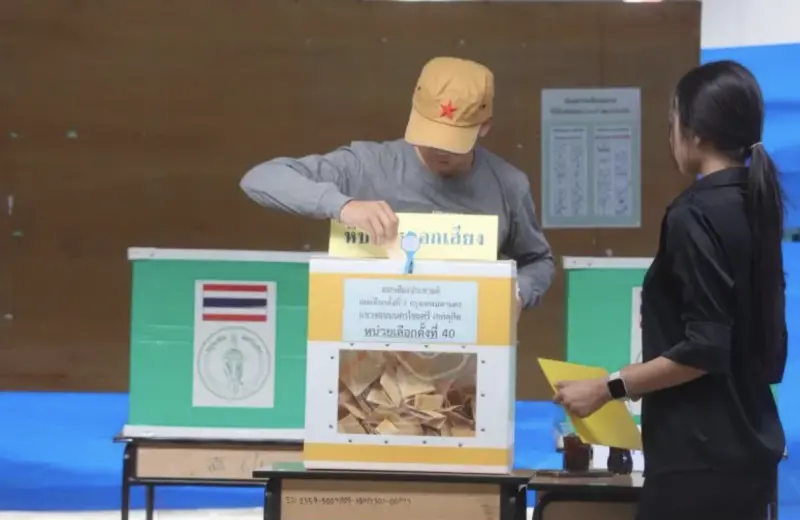 ▲曼谷街頭午後降下陣雨，選民紛紛撐起雨傘前往投票所投下神聖的一票。（圖／翻攝自Bangkok Post）