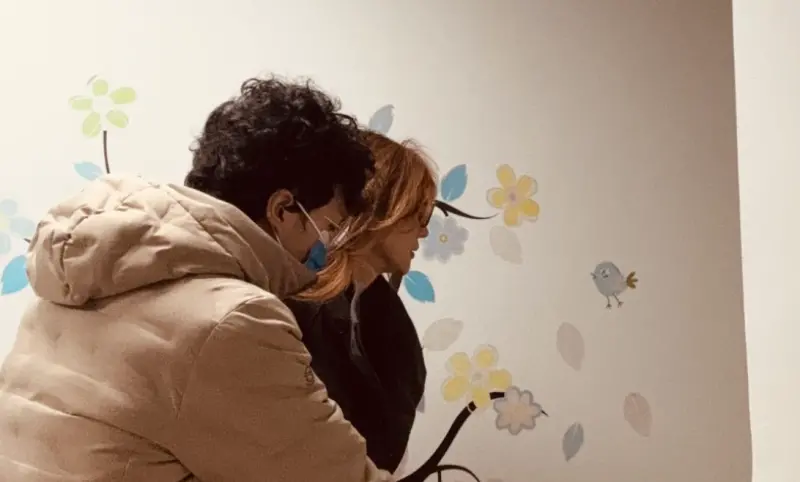 ▲蘇德揚在未婚妻Rena的陪伴下出院，但Rena再度槓上《豆腐媽媽》製作方，雙方對賠償金額似乎還喬不攏。（圖／翻攝自Threads@hoppychamp）