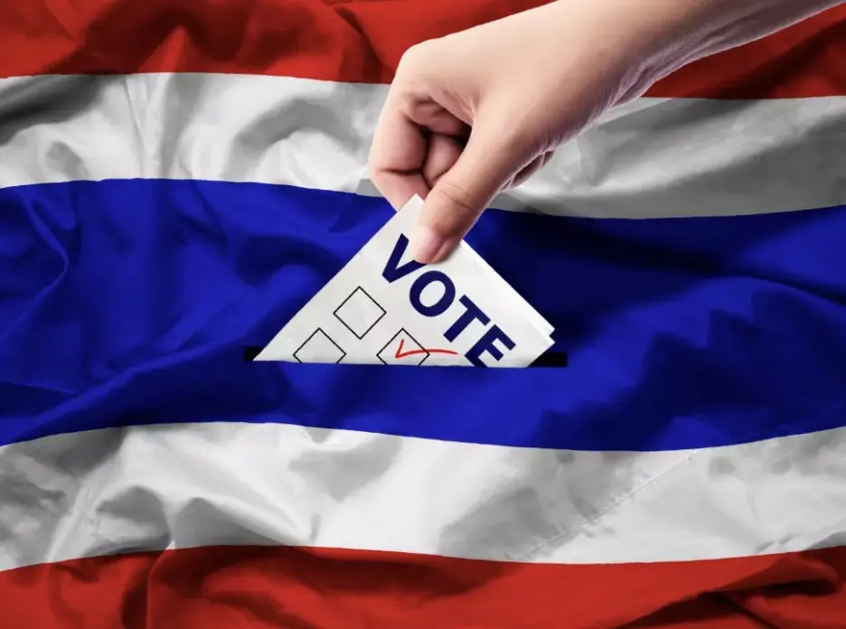 ▲泰國社群媒體在投票日湧現大量創意梗圖，將嚴肅的選舉口號轉化為幽默的告白語錄。（圖／翻攝自Thairath）