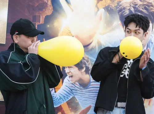 ▲玖壹壹的春風（左）和柯震東（右）比吹氣球看誰比較大，結果柯震東被輕鬆碾壓。（圖／麻吉砥加提供）