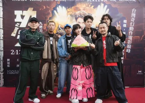 ▲王淨（中）一邊宣傳一邊收到大型壽桃，慶祝生日。（圖／麻吉砥加提供）