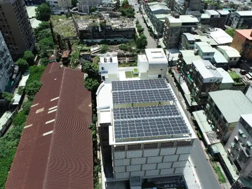 ▲鴻海精密工業於綠循環大樓設置太陽能發電系統，結合儲能與充電樁打造智慧微電網，提供穩定綠色能源。（圖／新北市府）