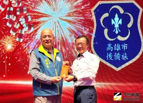 ▲陸軍高雄市後備旅舉辦歲末尾牙聯誼活動，台灣經貿文教交流協會理事長楊朝欽(左)致送加菜金，由高雄市後備旅旅長林俊賢(右)代表接受。(圖／記者黃守作攝)