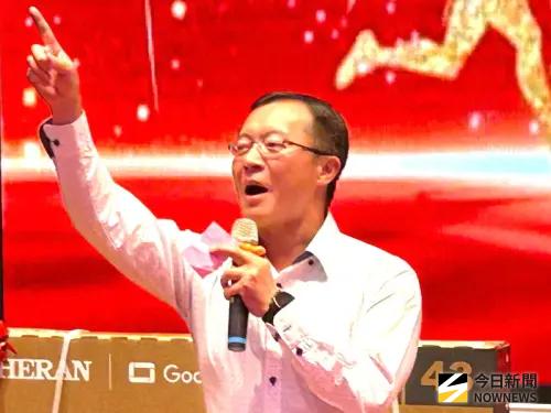 ▲陸軍高雄市後備旅舉辦歲末尾牙聯誼活動，由高雄市後備旅旅長林俊賢主持。(圖／記者黃守作攝)