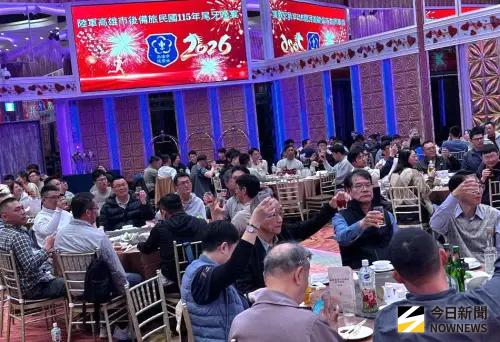 ▲陸軍高雄市後備旅舉辦歲末尾牙聯誼活動，會中軍民聯歡，展現實力落實全民國防。(圖／記者黃守作攝)