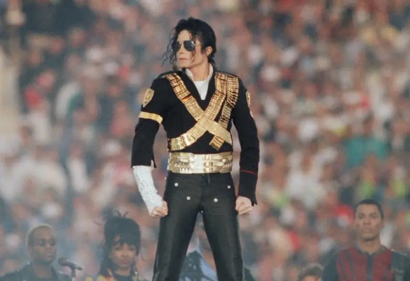 ▲流行天王麥可傑克森（Michael Jackson）於1993年超級盃中場秀橫空出世，以演唱會規格徹底顛覆中場表演定位，被公認為將中場秀從「轉臺時間」推上全球娛樂巔峰的關鍵人物。（圖／美聯社／達志影像）