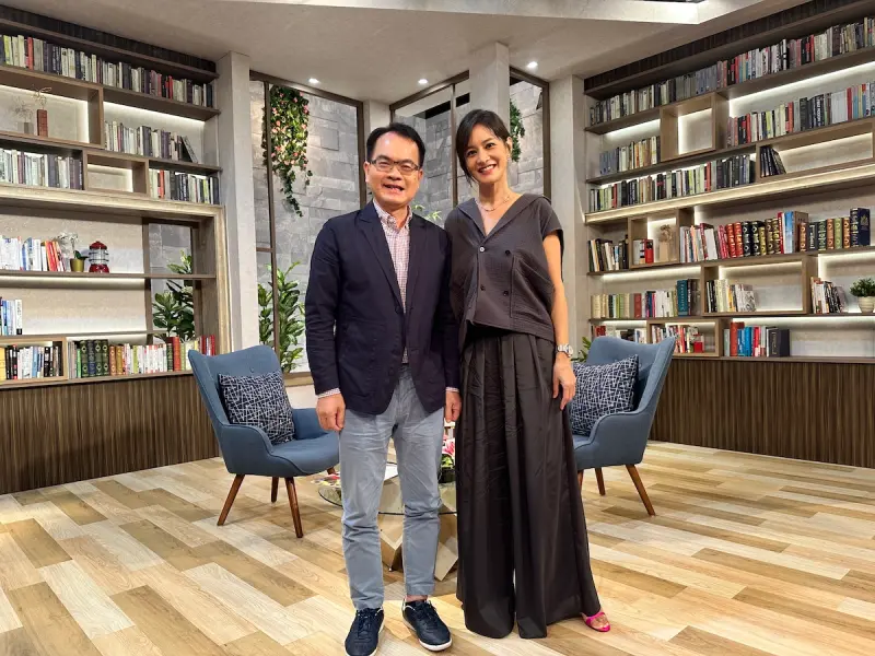 ▲Janet謝怡芬（右）曾經歷三年憂鬱症、厭食與暴食症，她透露當時邊哭邊吃，吃完就很討厭自己，直到接受心理治療以及獨自旅行，才走回健康的日常。（圖／三立提供）