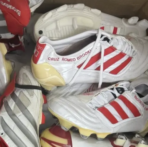 ▲大衛貝克漢發布的珍藏球鞋照片，幾個兒子的名字都繡在上面，包括大兒子布魯克林。（圖／摘自IG@davidbeckham）