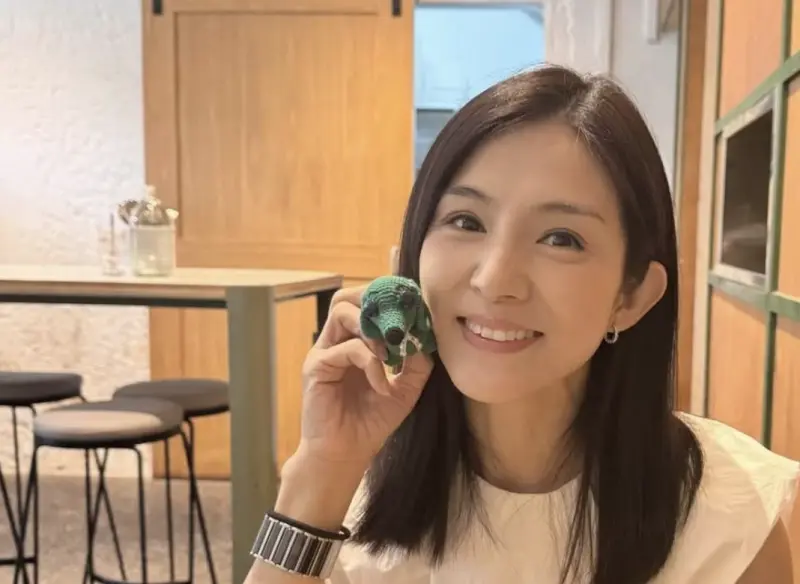 ▲楊采妮51歲近照流出，昔日她是玉女偶像，揭露現代家庭變得春節都不容易團圓，因此和家人相聚讓她格外珍惜。她也把爸爸生前給她的紅包都收藏好，背後理由有洋蔥。（圖／摘自 IG@charlieyoung_523)