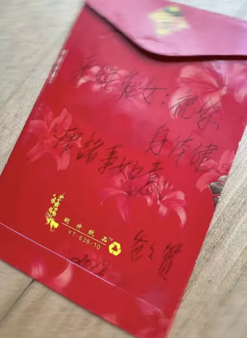 ▲楊采妮珍藏小時候爸爸給她的紅包。（圖／摘自 IG@charlieyoung_523)