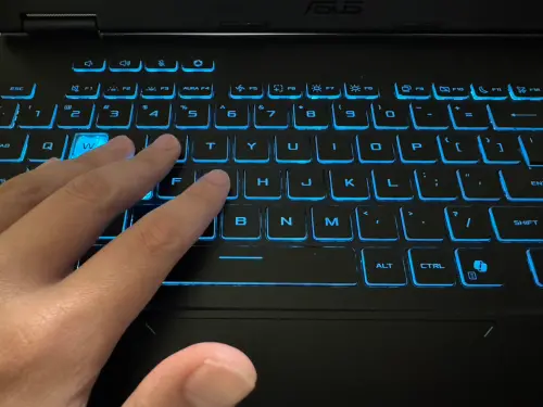 上班族前輩打字免看鍵盤！「盲打」技巧震撼年輕人　訓練方式曝光
