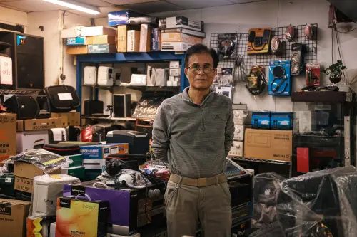 ▲西寧市場1樓的音響店老闆看到記者們，特地站在攤位前留下照片。（圖／記者葉政勳攝）