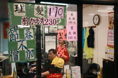 ▲西寧市場裡有一家理髮店，是攤商們就近剪髮的好去處。（圖／記者葉政勳攝）