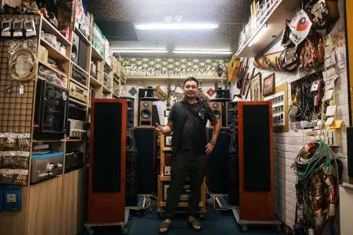 ▲西寧市場難得的年輕面孔，外籍老闆阿疊經營的二手音響店。（圖／記者葉政勳攝）
