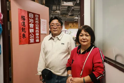 ▲西寧市場總幹事（右）、西寧市場1樓自治會副會長陳雪華（左）帶著記者們一起參觀西寧市場。（圖／記者葉政勳攝）