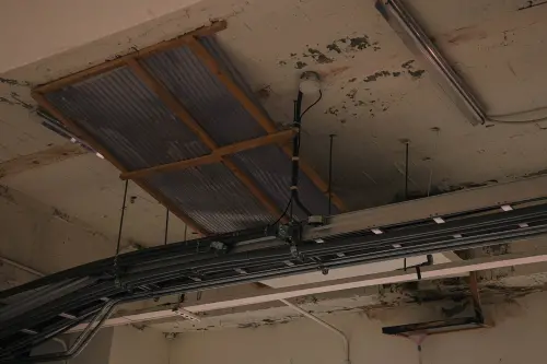 ▲西寧國宅因為海砂屋關係，到處有斑駁的壁癌和漏水痕跡。（圖／記者葉政勳攝）