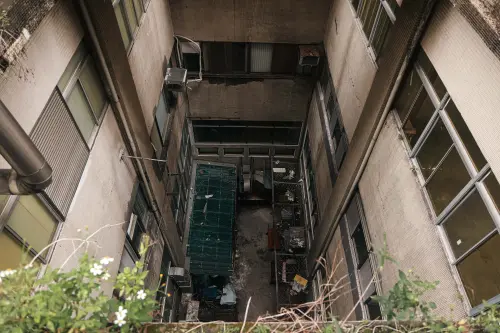 ▲▼西寧市場旁的天井，從上往下和從下往上拍攝，都可感受到這邊的歲月痕跡。（圖／記者葉政勳攝）