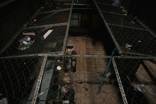 ▲從2樓天井往下看，可看到許多廢棄物品還未清理。（圖／記者葉政勳攝）