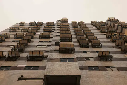 ▲抬頭看西寧國宅，可見到錯落有致的遮雨棚。（圖／記者葉政勳攝）